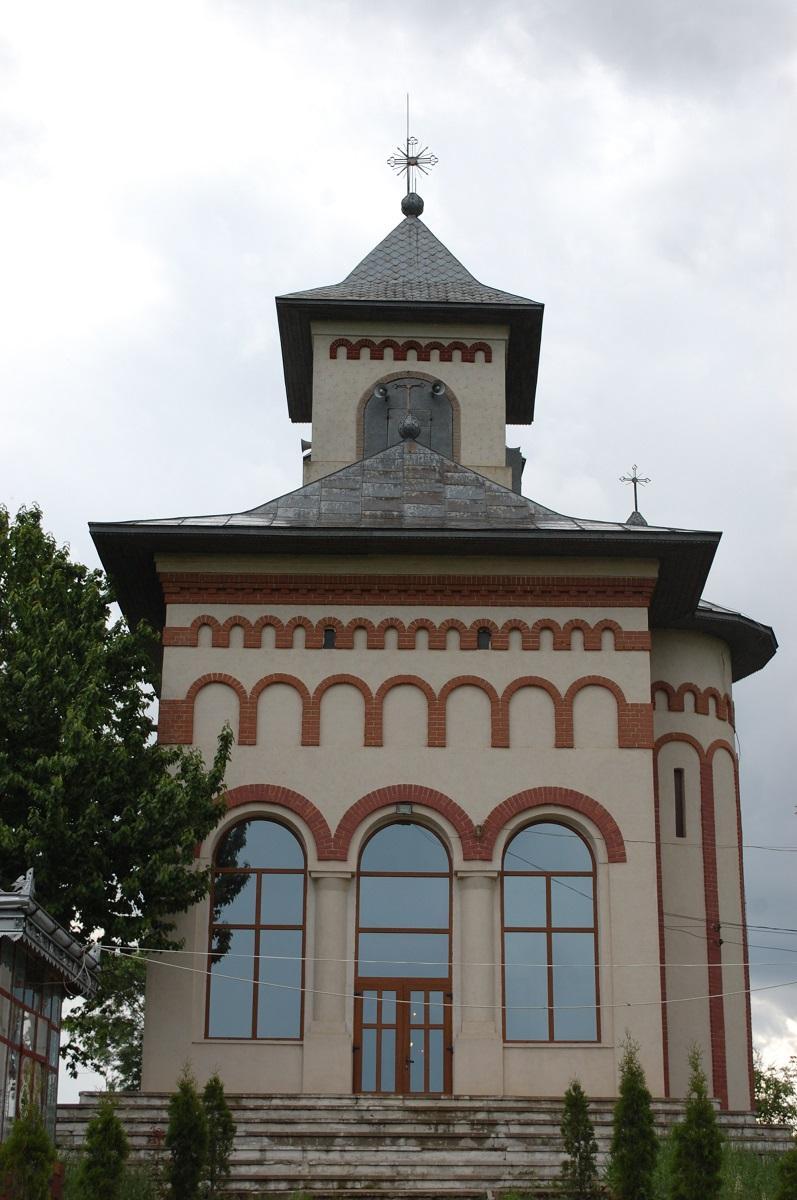 Biserica nouă - vedere din față