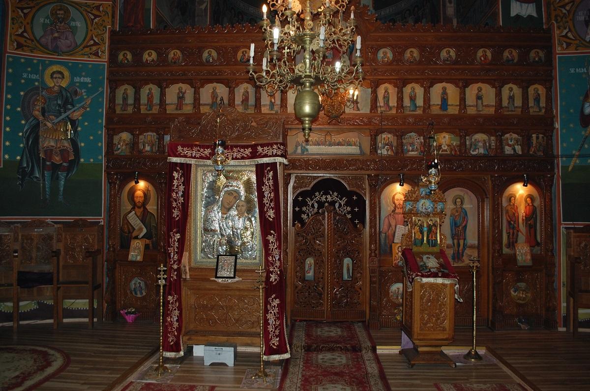 Interiorul bisericii - catapeteasma